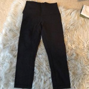 Black Lululemon 3/4 luon leggings high-rise